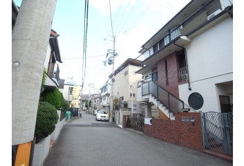 西宮七園の一つ、香櫨園の住宅街です。