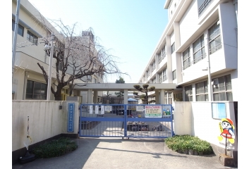 蛍池小学校　約1,000ｍ