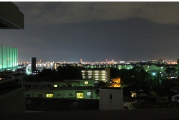 バルコニーからは夜景もきれいに見えます