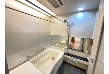 1616サイズのゆったりとした浴室