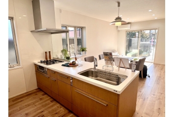 家族の様子を見ながらお料理できる憧れの対面式キッチン採用！