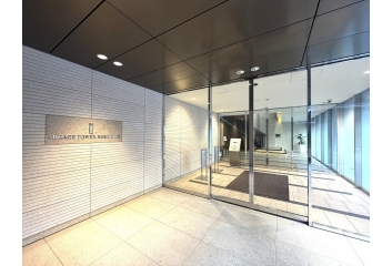 高級感のあるホテルのようなエントランスです。