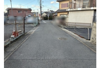 前面道路は落ち着いた雰囲気で、車の出し入れもしやすい環境です。