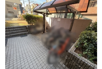 雨の日も安心の屋根付き駐輪場です。